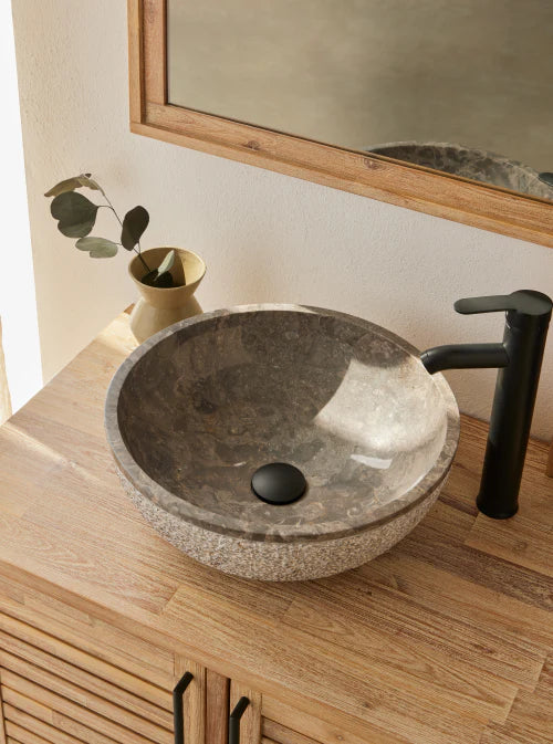 een kraan als accessoire bij de waskom