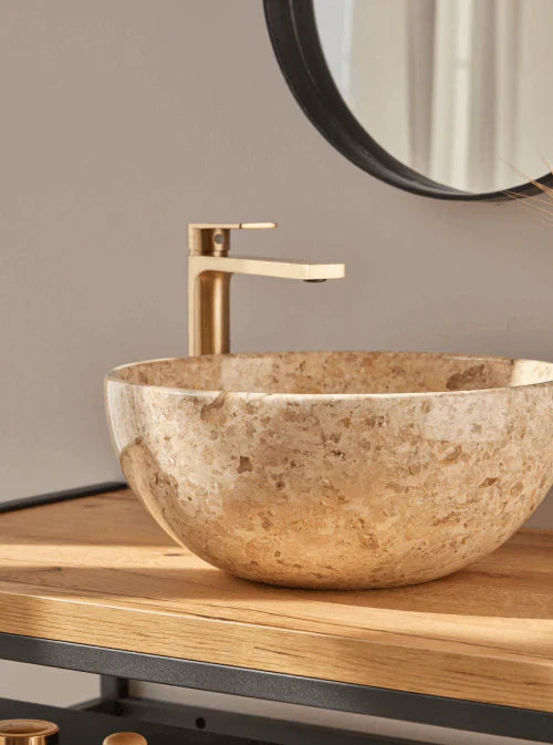 beige waskom houten plank