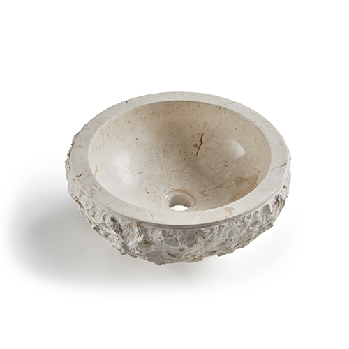 Ruw bewerkte natuursteen waskom in beige tint 50x50x25cm bovenaanzicht op witte achtergrond