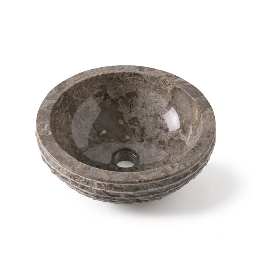 Natuursteen ronde waskom in grijze tint met robuuste gehamerde afwerking en centrale afvoer 40x40x15cm, gefotografeerd op witte achtergrond.