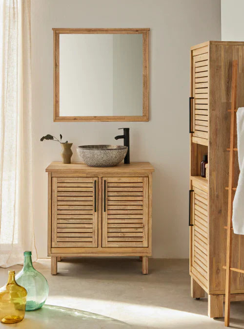 een natuursteen waskom op een badkamermeubel