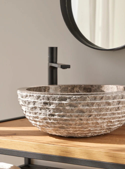 marmeren waskom grijs op houten blad