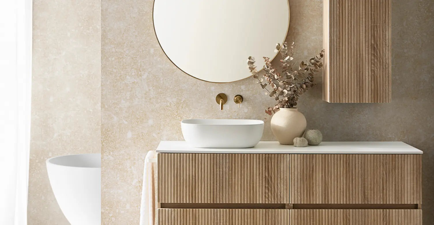 ovale witte waskom in badkamer