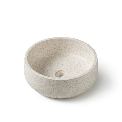 Ronde witte, beige terrazzo waskom 39x39x13cm met fijne korrelstructuur en centrale afvoeropening, packshot op witte achtergrond.