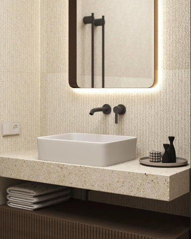 rechthoekige witte waskom in een badkamer