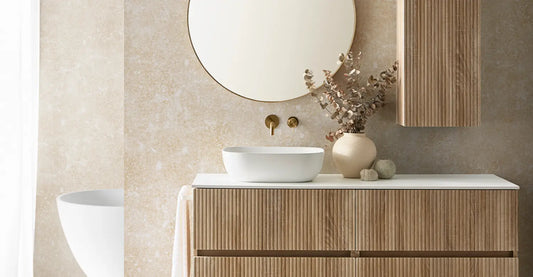 ovale witte waskom in badkamer