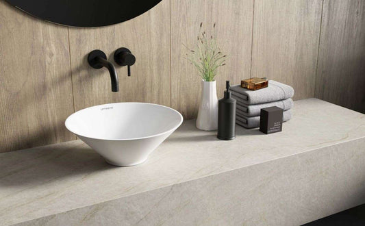 Ronde witte keramische waskom 41x41x15cm op natuursteen wasmeubel met zwarte kraan en badkameraccessoires