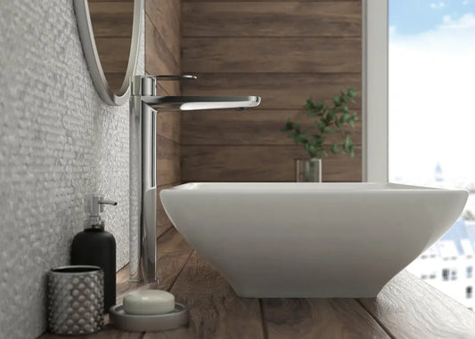 chrome wastafelkraan bij witte waskom