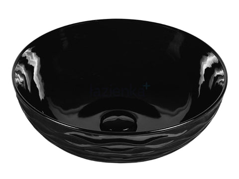 ronde zwarte waskom met witte achtergrond