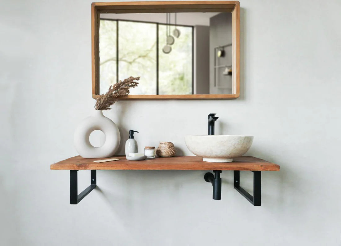 marmeren waskom op houten plank