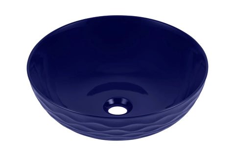 Glanzende ronde waskom van keramiek in donkerblauw met subtiele structuur aan de buitenzijde