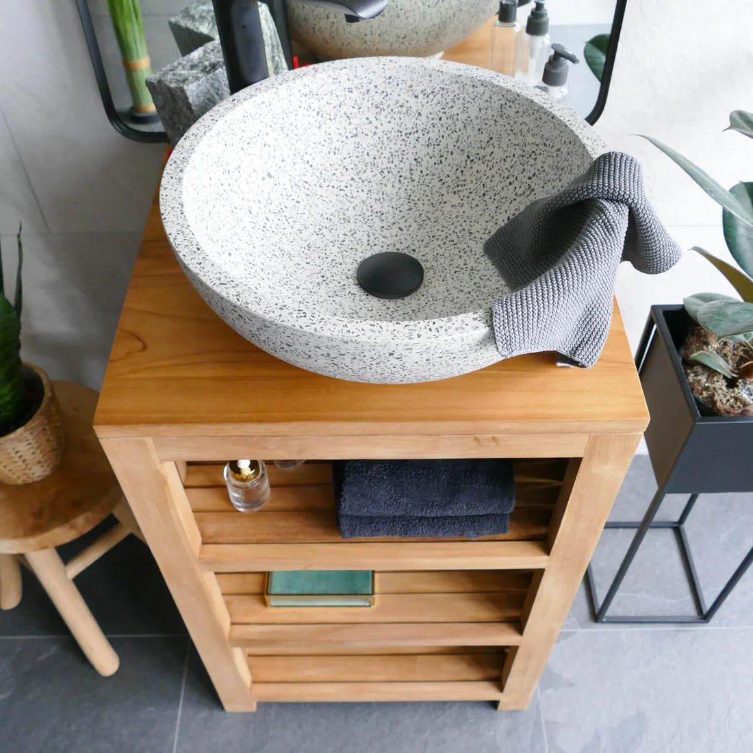 ronde waskom met plug op houten meubel