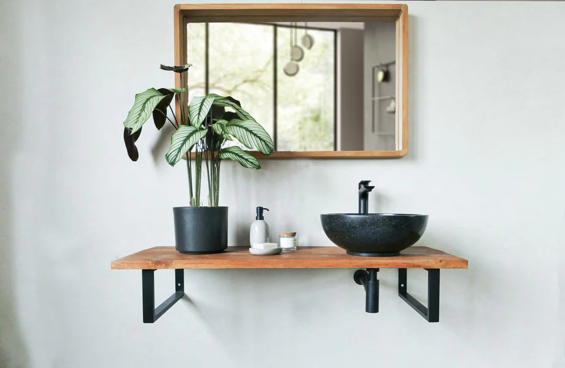 zwarte waskom met zwarte kraan 