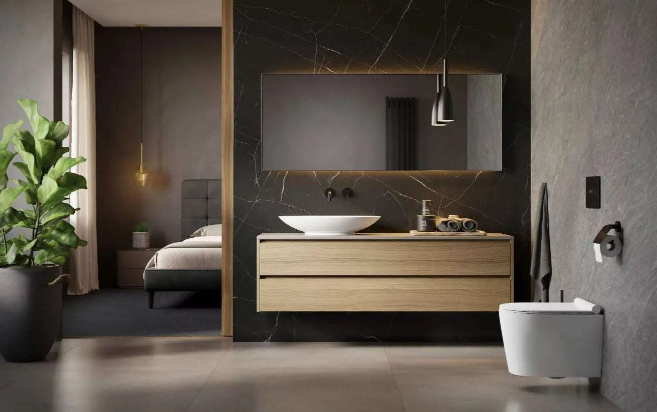 Keramische ovale opbouw waskom 42x67,5x12 cm in strak wit design met zwarte kraan en marmerlook wand voor een moderne luxe badkamerstijl