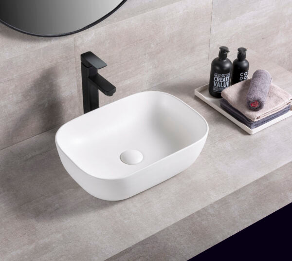 Keramische opbouwwaskom wit 45,5x32x13,5 cm model Schulz in badkameropstelling op lichtgrijs wastafelblad