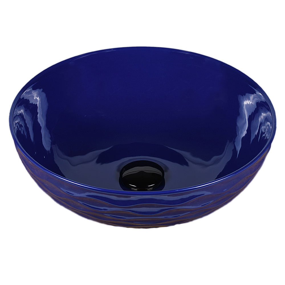 Ronde blauwe keramische waskom met glanzende afwerking en subtiele ribbelstructuur, perfect voor een moderne en luxe badkamerstijl
