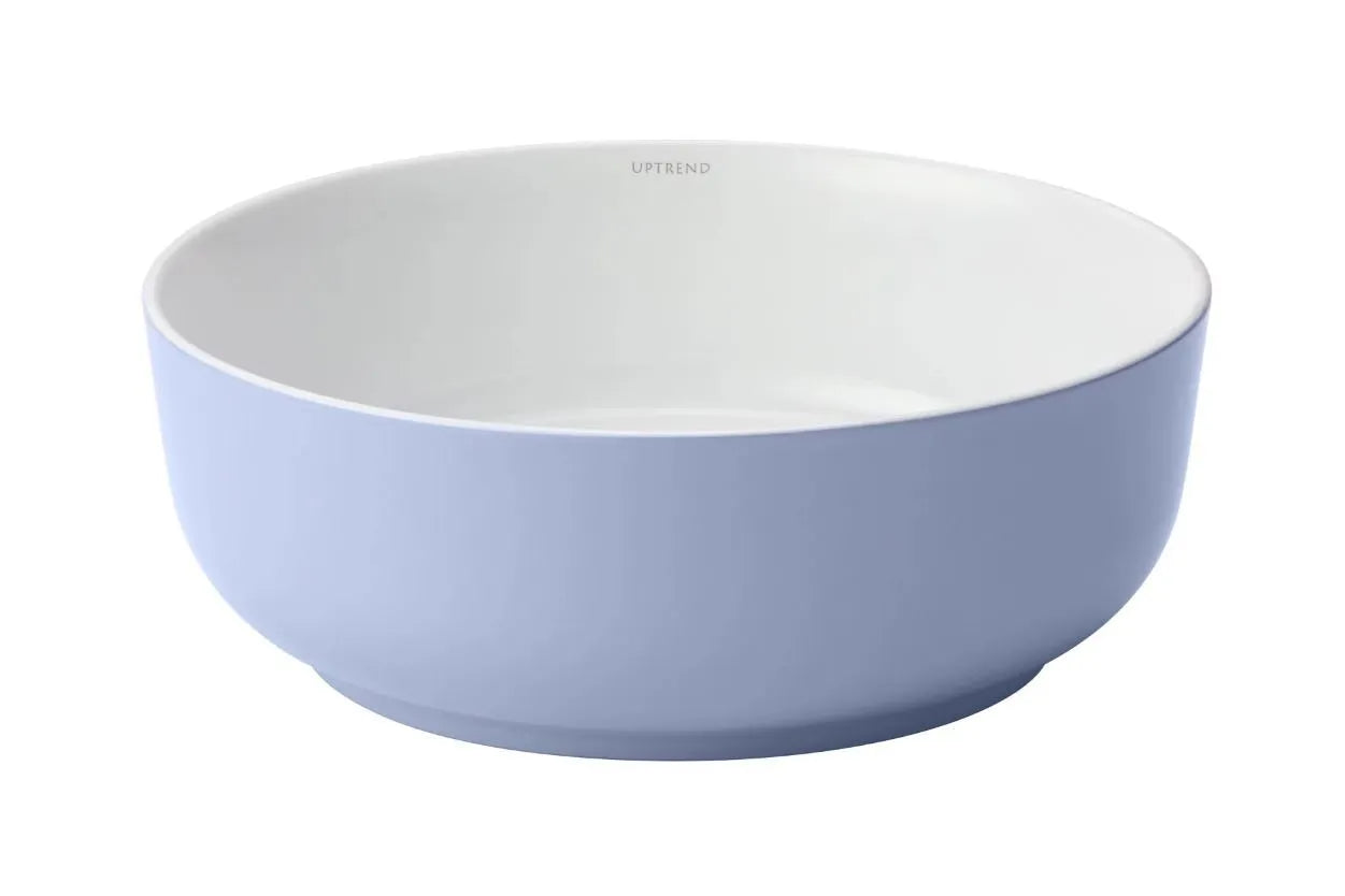 Ronde keramische waskom met blauwe buitenkant en witte binnenzijde, passend bij een eigentijdse badkamerstijl