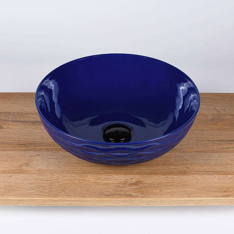 Keramische waskom in ronde vorm in kobaltblauw 42x42x14 cm als opbouwmodel voor de badkamer, packshot op houten blad
