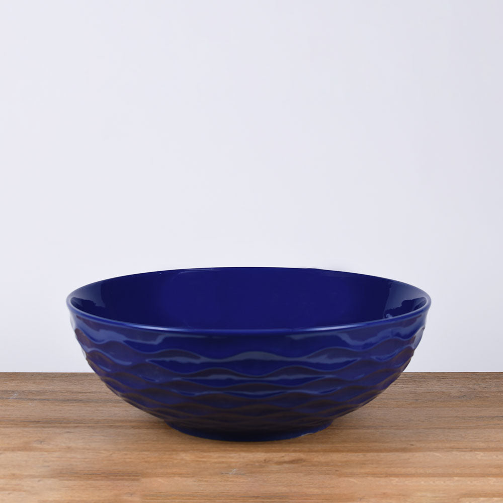 Ronde keramische waskom in kobaltblauw 42x42x14 cm als opbouwmodel op houten blad in moderne badkamer sfeeropname