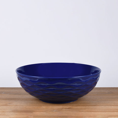 Ronde keramische waskom in kobaltblauw 42x42x14 cm als opbouwmodel op houten blad in moderne badkamer sfeeropname