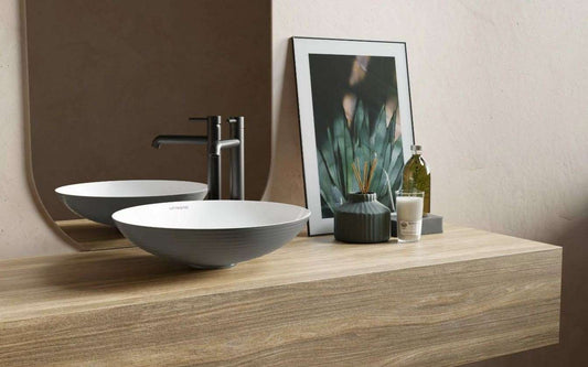 Ronde wit-grijze keramische waskom 42x42x11cm op houten badmeubel met zwarte kraan, spiegel en accessoires in moderne stijlvolle badkamer