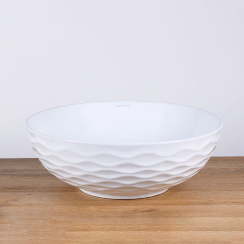 Ronde witte keramische opbouwwaskom 42x42x14cm met subtiel golvend reliëf en gladde binnenzijde, ideaal voor een moderne en rustige badkamerstijl