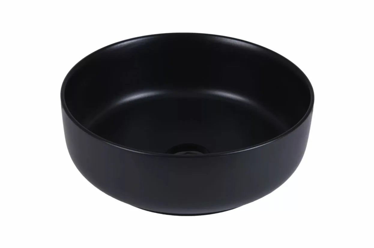 Ronde zwarte keramische opbouwwaskom 38,5x38,5x14cm in packshotweergave met gladde matte afwerking en centraal afvoergat voor moderne badkamers