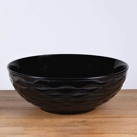 Ronde zwart keramische opbouwwaskom 42,5x42,5x14cm met subtiel golvend reliëf en gladde binnenzijde, ideaal voor een moderne en rustige badkamerstijl