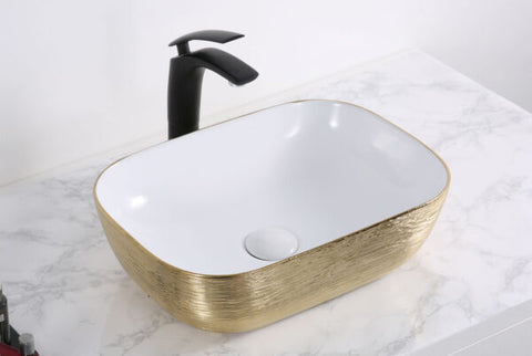 Witte keramische waskom met goudkleurige buitenzijde, vierkant model 44,5x32x13,5 cm, opbouw voor badkamermeubel