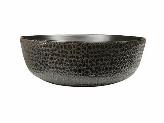 Zwarte ronde metalen waskom 41x41x13cm met gehamerde structuur en gladde binnenkant, vrijstaand gefotografeerd op witte achtergrond voor productpresentatie.