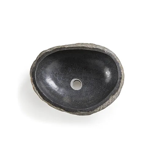 Organische zwarte natuurstenen waskom riviersteen 45x40x15cm met ruwe buitenrand en gepolijste binnenzijde, perfect voor een luxe en warme badkamerstijl