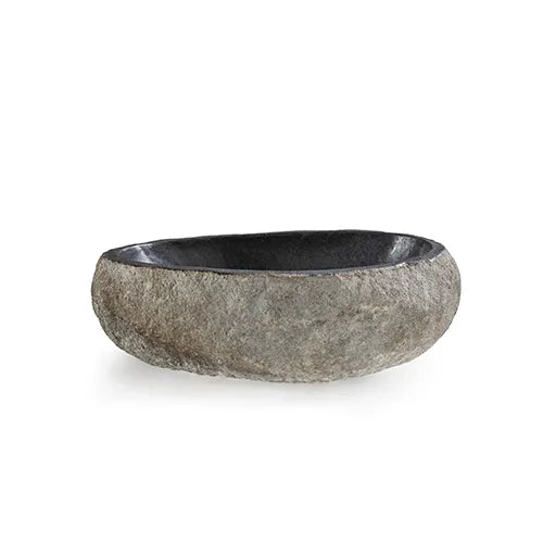 Organische zwarte natuurstenen waskom riviersteen 45x40x15cm met ruwe buitenrand en gepolijste binnenzijde, perfect voor een luxe en warme badkamerstijl