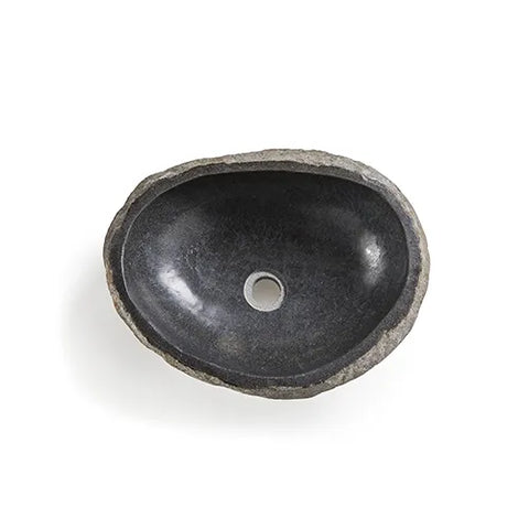 Organische zwarte natuurstenen waskom riviersteen 45x40x15cm met ruwe buitenrand en gepolijste binnenzijde, perfect voor een luxe en warme badkamerstijl