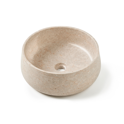 ronde, beige natuursteen waskom in ronde vorm met zachte patroonstructuur en strakke rand, gefotografeerd als packshot op witte achtergrond.