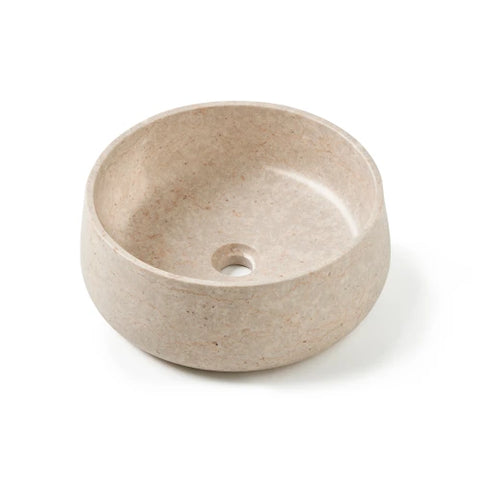 ronde, beige natuursteen waskom in ronde vorm met zachte patroonstructuur en strakke rand, gefotografeerd als packshot op witte achtergrond.