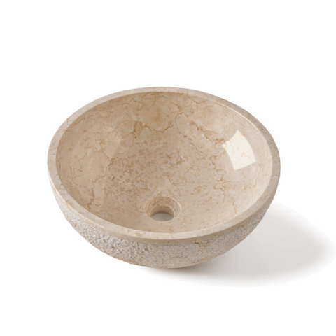 Ronde beige natuurstenen waskom 40x40x15cm met ruwgehakte buitenzijde en glanzend gepolijste binnenkant op witte achtergrond, packshot.