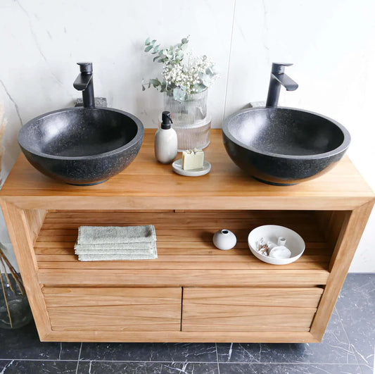 Twee ronde zwarte natuurstenen Zwarte terrazzo waskommen op houten badkamermeubel met zwarte opbouwkranen en accessoires